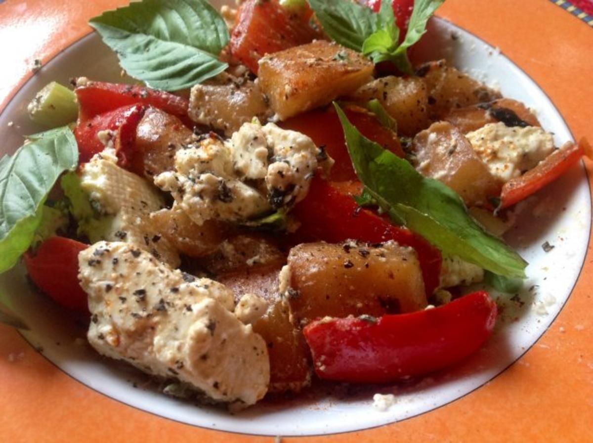 Schmorgurken-Paprikapfanne mit Schafskäse - Rezept - kochbar.de