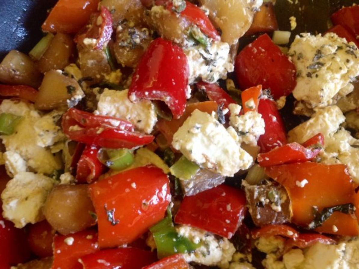 Schmorgurken Paprikapfanne mit Schafskäse - einfach - 50 kcal/100g