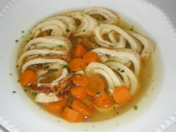 Schnelle Pfannkuchensuppe mit Möhren - Rezept