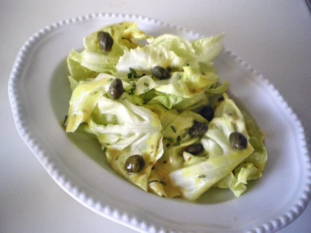 Grüner Salat mit Kapern Senf Vinaigrette - Rezept