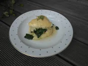 Pochierte Senf-Eier auf einem Spinatbett, begleitet von luftigem Kartoffelpüree - Rezept