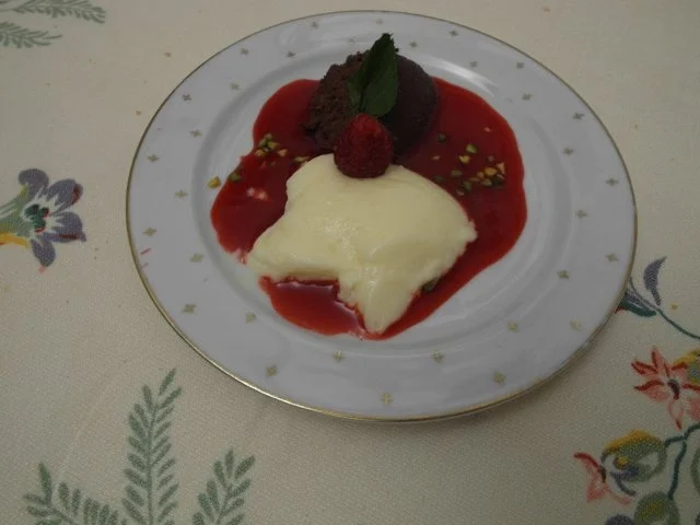 Zitronige und schokoladige Mousse auf einem Himbeerspiegel - Rezept