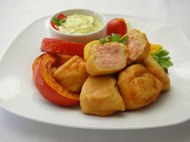 Lachs im Bierteig mit Remoulade und Kürbisspalten - Rezept - Bild Nr. 2