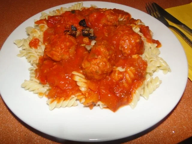 Hackfleischbällchen in  Tomatensauce gegart, hatte noch Leckere Tomatensauce übrig - Rezept