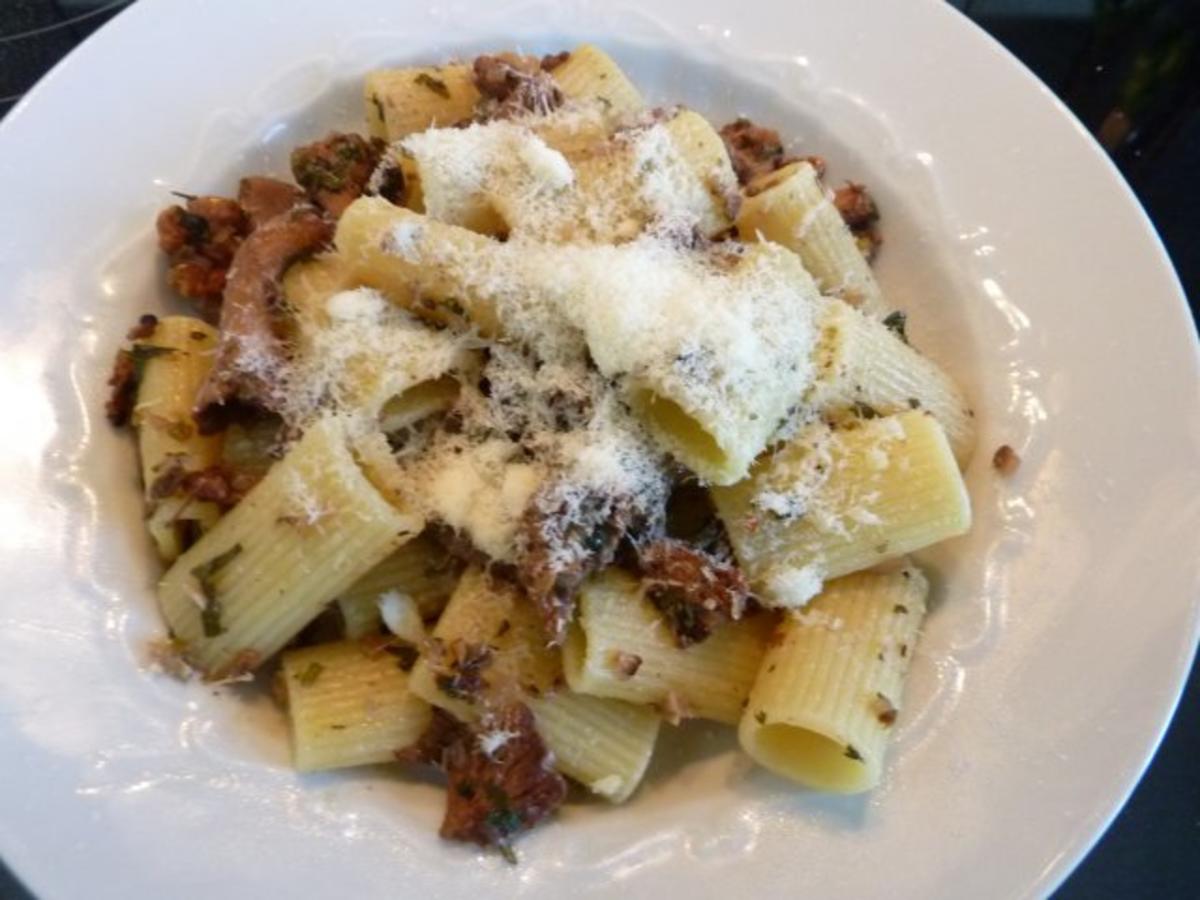 Bilder für Rigatoni mit Pilzen und Walnüsse - Rezept