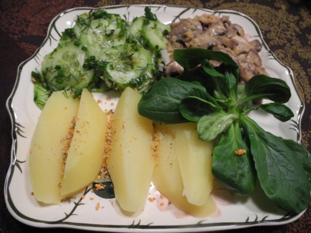 Dill - Gurkensalat mit Zwiebel - Champignongs und Feldsalat dazu Salzkartoffeln - Rezept