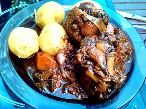 Rezept: Ochsenschwanz geschmort in Rotwein Ochsenschwanz geschmort in Rotwein - Rezept