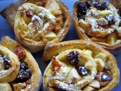 Rezept: Kleine Kuchen: Hefeschnecken mit Apfel-Feigen-Füllung Kleine Kuchen: Hefeschnecken mit Apfel-Feigen-Füllung - Rezept