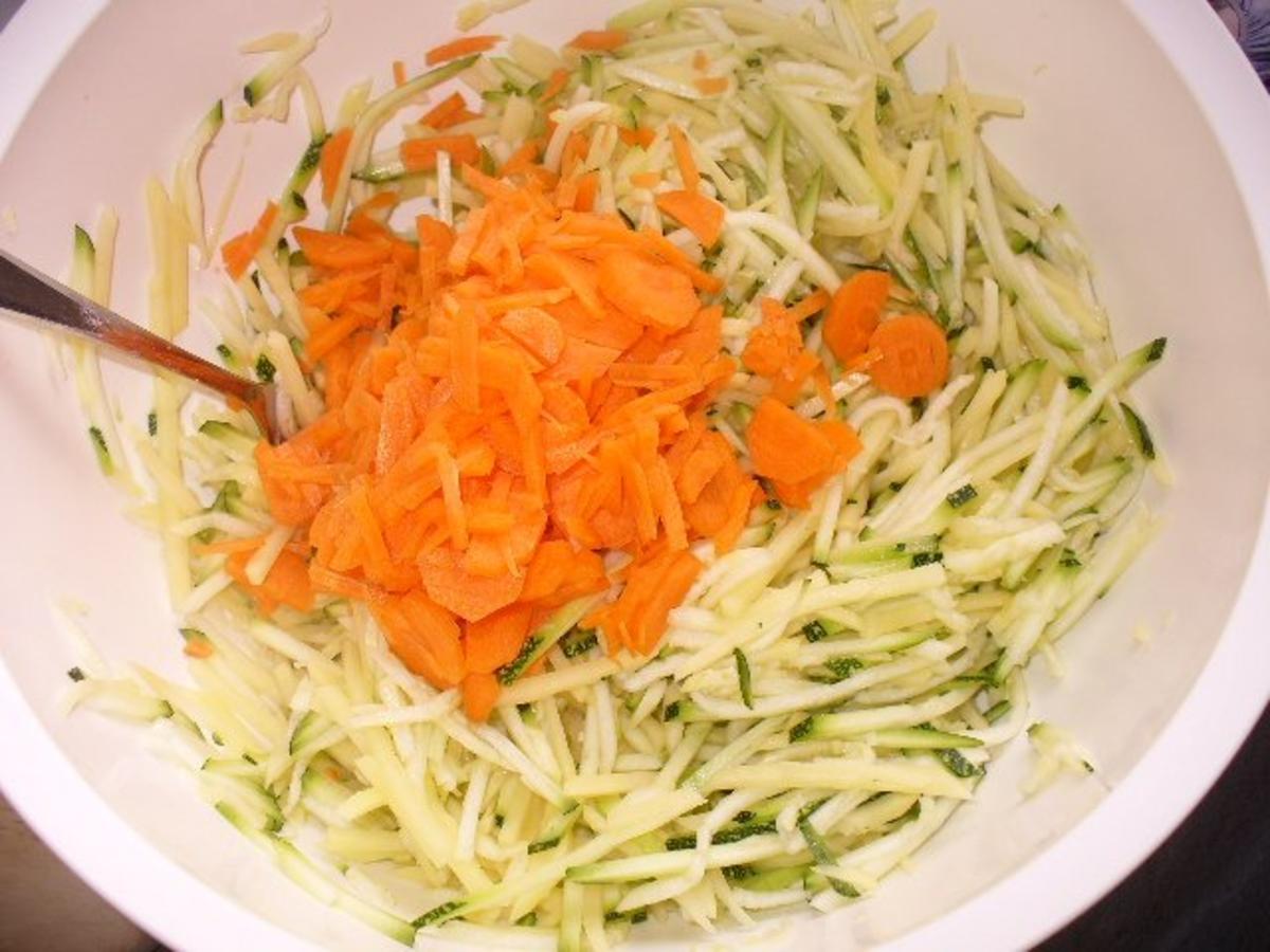 Zucchini-Möhren-puffer mit Tomatensalat - Rezept - Bild Nr. 2