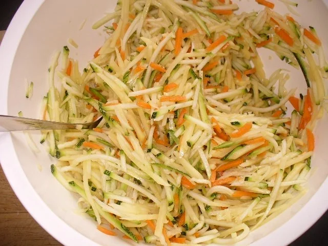 Zucchini-Möhren-puffer mit Tomatensalat - Rezept - Bild Nr. 3