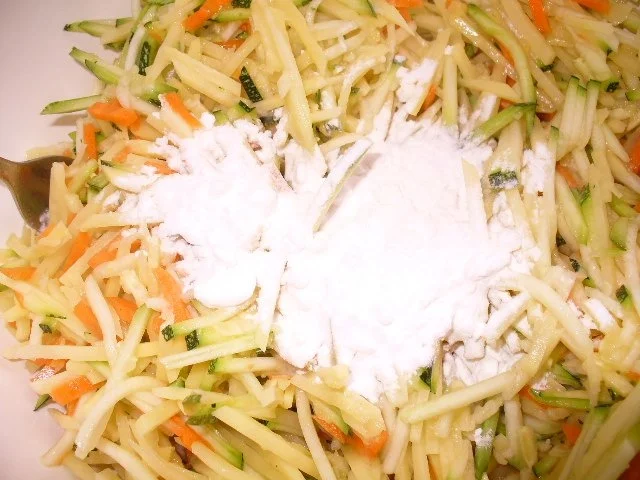 Zucchini-Möhren-puffer mit Tomatensalat - Rezept - Bild Nr. 4