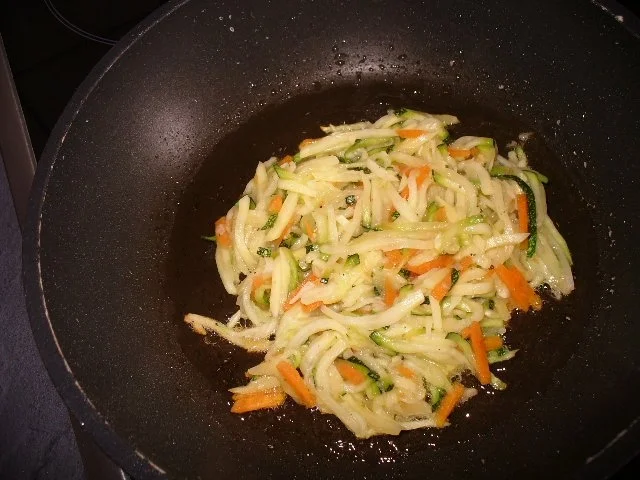 Zucchini-Möhren-puffer mit Tomatensalat - Rezept - Bild Nr. 6