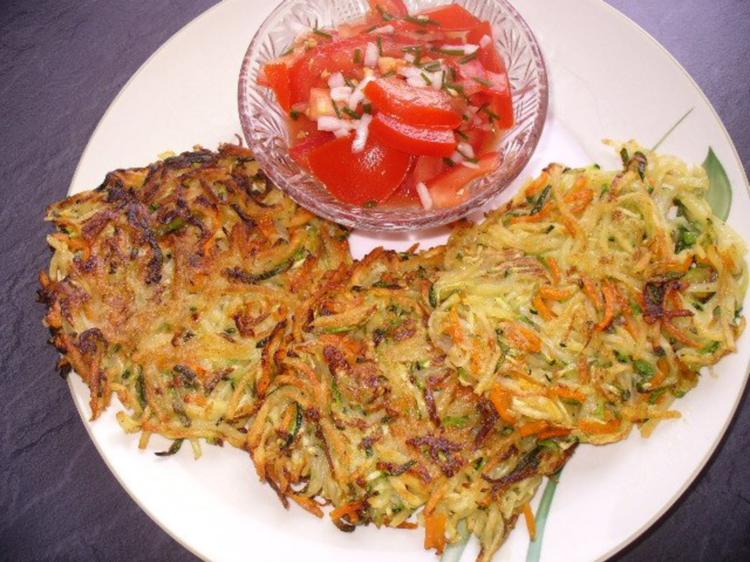 Zucchini-Möhren-puffer mit Tomatensalat - Rezept - kochbar.de