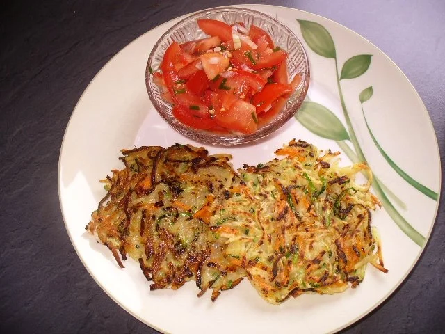 Zucchini-Möhren-puffer mit Tomatensalat - Rezept - Bild Nr. 9