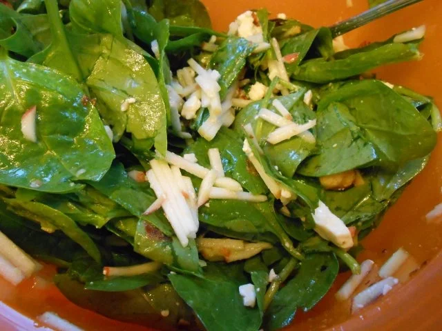 Spinatsalat mit Apfel und Haselnüssen - Rezept