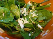 Spinatsalat mit Apfel und Haselnüssen - Rezept