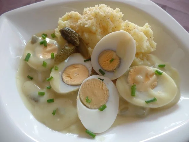 Eier in Gurken -Senf -Sauce - Rezept