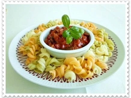 Champignons Tomaten-Rahmsauce zu den kunterbunten Nudeln - Rezept