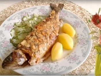 Rezept: Mandelforelle mit tournierten Kartoffeln und Salatgurke dazu. Mandelforelle mit tournierten Kartoffeln und Salatgurke dazu. - Rezept