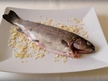 Rezept: Mandelforelle mit tournierten Kartoffeln und Salatgurke dazu. Bild Nr. 5 Mandelforelle mit tournierten Kartoffeln und Salatgurke dazu. - Rezept - Bild Nr. 5