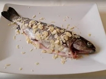 Rezept: Mandelforelle mit tournierten Kartoffeln und Salatgurke dazu. Bild Nr. 6 Mandelforelle mit tournierten Kartoffeln und Salatgurke dazu. - Rezept - Bild Nr. 6