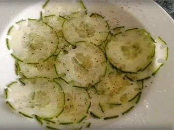 Rezept: Mandelforelle mit tournierten Kartoffeln und Salatgurke dazu. Bild Nr. 8 Mandelforelle mit tournierten Kartoffeln und Salatgurke dazu. - Rezept - Bild Nr. 8