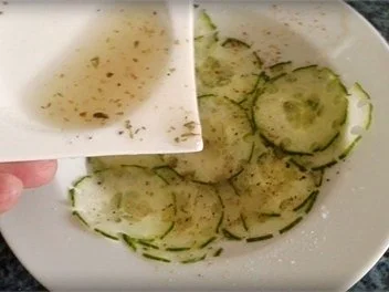 Rezept: Mandelforelle mit tournierten Kartoffeln und Salatgurke dazu. Bild Nr. 9 Mandelforelle mit tournierten Kartoffeln und Salatgurke dazu. - Rezept - Bild Nr. 9