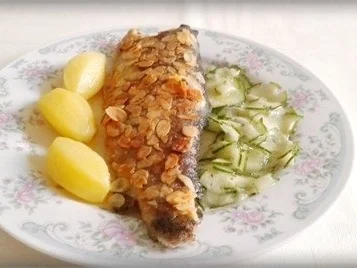 Rezept: Mandelforelle mit tournierten Kartoffeln und Salatgurke dazu. Bild Nr. 16 Mandelforelle mit tournierten Kartoffeln und Salatgurke dazu. - Rezept - Bild Nr. 16