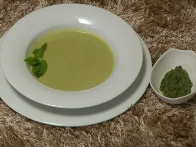 Walnuss-Minz-Pesto umgarnt Erbsen-Mandelcreme-Süppchen (Juliane Ziegler) - Rezept