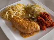 Schnelles Sonntagsessen: Putenschnitzel in Zwiebelrahm, Spitzkohl und Spätzlenudeln - Rezept