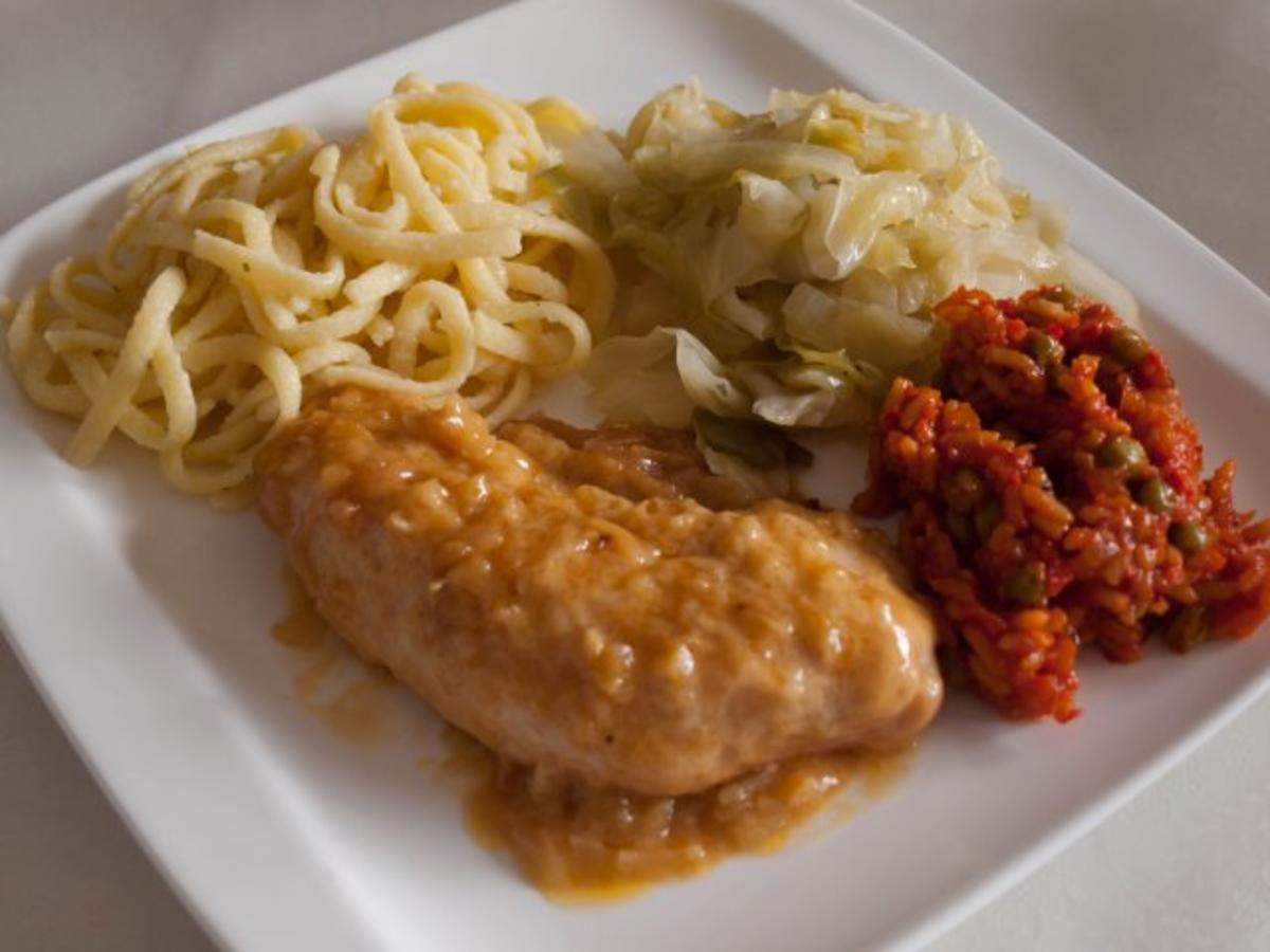 Bilder für Schnelles Sonntagsessen: Putenschnitzel in Zwiebelrahm, Spitzkohl und Spätzlenudeln - Rezept