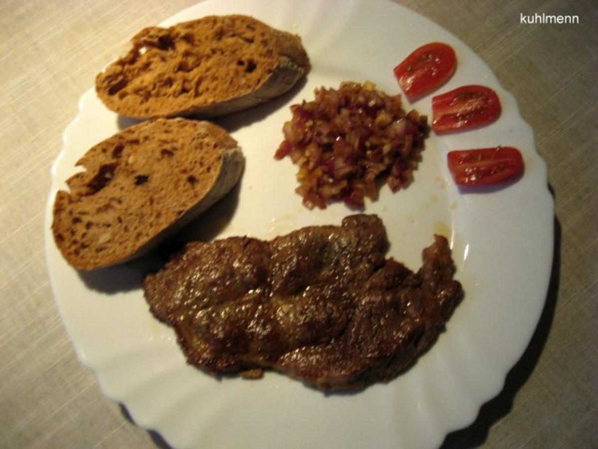 Schweinekamm-Steak mit "scharfen Zwiebeln" - Rezept