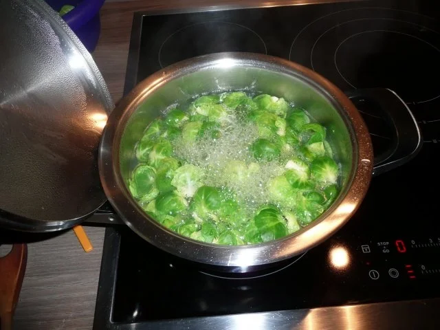 Rosenkohl - Maronen -  Salat  zu Hähnchenschenkel & Majoran - Bratkartoffeln - Rezept - Bild Nr. 3