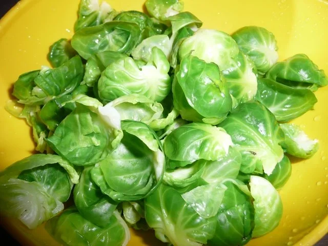 Rosenkohl - Maronen -  Salat  zu Hähnchenschenkel & Majoran - Bratkartoffeln - Rezept - Bild Nr. 4