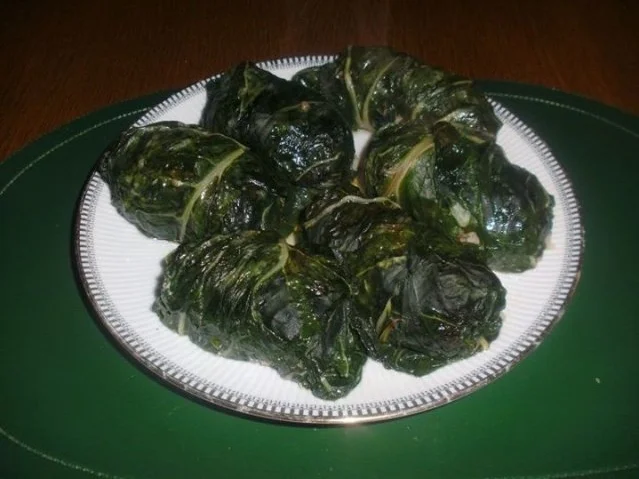 Rezept: Geschmorte Mangold Päckchen und Hackbällchen auf Tomaten Sugo Geschmorte Mangold Päckchen und Hackbällchen auf Tomaten Sugo - Rezept