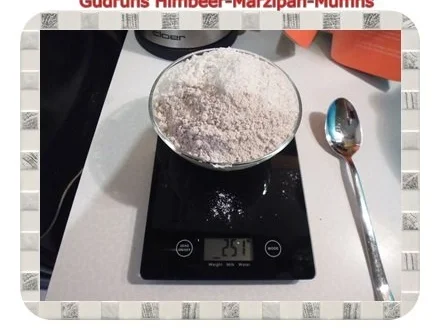 Rezept: Muffins: Himbeer-Marzipan-Muffins Bild Nr. 3 Muffins: Himbeer-Marzipan-Muffins - Rezept - Bild Nr. 3