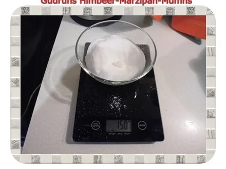 Rezept: Muffins: Himbeer-Marzipan-Muffins Bild Nr. 4 Muffins: Himbeer-Marzipan-Muffins - Rezept - Bild Nr. 4