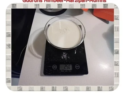 Rezept: Muffins: Himbeer-Marzipan-Muffins Bild Nr. 5 Muffins: Himbeer-Marzipan-Muffins - Rezept - Bild Nr. 5