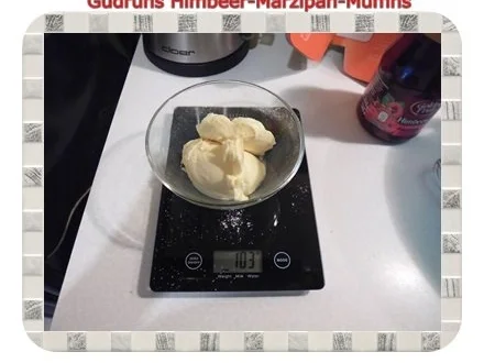 Rezept: Muffins: Himbeer-Marzipan-Muffins Bild Nr. 6 Muffins: Himbeer-Marzipan-Muffins - Rezept - Bild Nr. 6