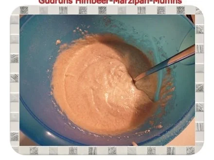 Rezept: Muffins: Himbeer-Marzipan-Muffins Bild Nr. 8 Muffins: Himbeer-Marzipan-Muffins - Rezept - Bild Nr. 8