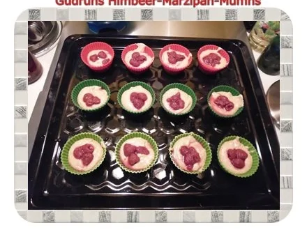 Rezept: Muffins: Himbeer-Marzipan-Muffins Bild Nr. 10 Muffins: Himbeer-Marzipan-Muffins - Rezept - Bild Nr. 10