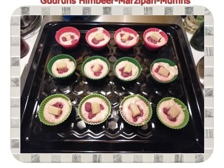 Rezept: Muffins: Himbeer-Marzipan-Muffins Bild Nr. 11 Muffins: Himbeer-Marzipan-Muffins - Rezept - Bild Nr. 11