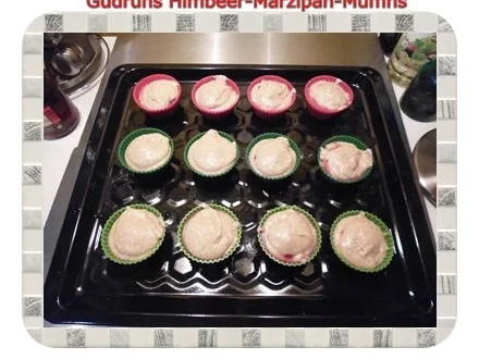 Rezept: Muffins: Himbeer-Marzipan-Muffins Bild Nr. 12 Muffins: Himbeer-Marzipan-Muffins - Rezept - Bild Nr. 12