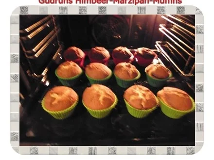 Rezept: Muffins: Himbeer-Marzipan-Muffins Bild Nr. 14 Muffins: Himbeer-Marzipan-Muffins - Rezept - Bild Nr. 14