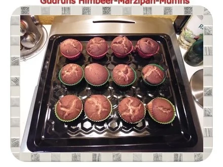 Rezept: Muffins: Himbeer-Marzipan-Muffins Bild Nr. 15 Muffins: Himbeer-Marzipan-Muffins - Rezept - Bild Nr. 15
