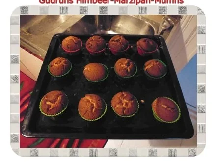 Rezept: Muffins: Himbeer-Marzipan-Muffins Bild Nr. 16 Muffins: Himbeer-Marzipan-Muffins - Rezept - Bild Nr. 16
