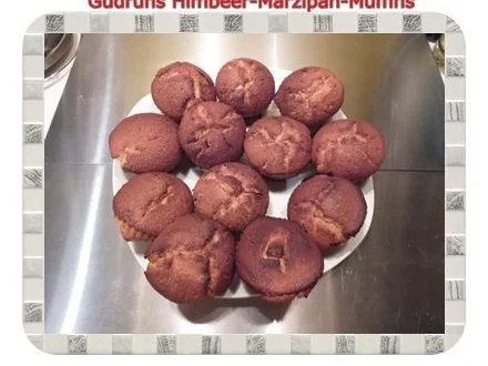 Rezept: Muffins: Himbeer-Marzipan-Muffins Bild Nr. 17 Muffins: Himbeer-Marzipan-Muffins - Rezept - Bild Nr. 17