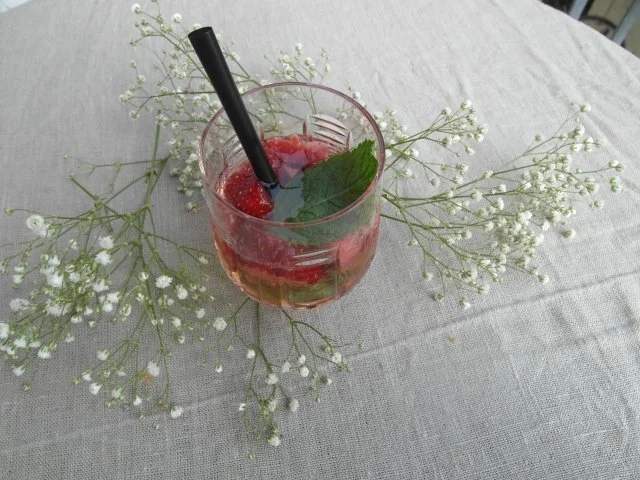 Rezept: Erfrischende Erdbeerbowle mit Minze Erfrischende Erdbeerbowle mit Minze - Rezept