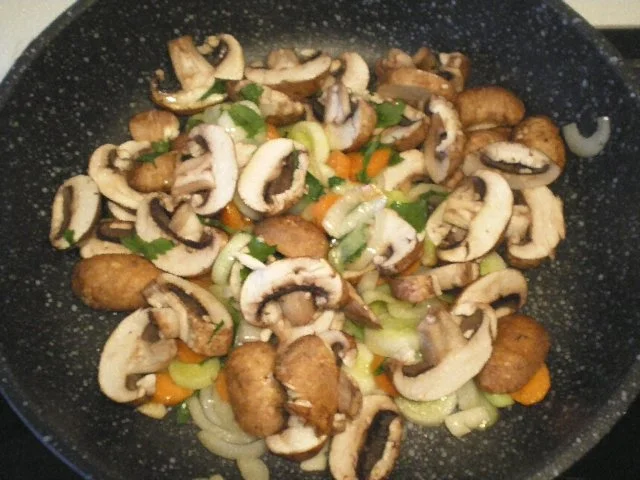 Rezept: Bratwurst Pilz Gemüse Pfanne Bild Nr. 5 Bratwurst Pilz Gemüse Pfanne - Rezept - Bild Nr. 5