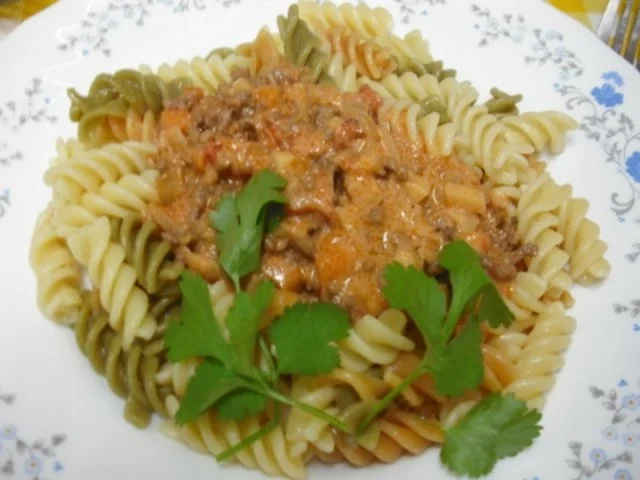 Rezept: Bunte italienische Nudeln mit pikanter Rinderhacksauce und gemischten Salat Bunte italienische Nudeln mit pikanter Rinderhacksauce und gemischten Salat - Rezept